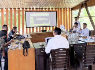 Kepala Balai Taman Nasional Kepulauan Togean (BTNKT) Askari Dg. Masikki, S.Hut., bersama jajaran pejabat BTNKT menyampaikan pemaparan dalam silaturahmi bersama awak media di Kantor BTNKT, Kabupaten Tojo Una-Una, Senin (14/9/2026).