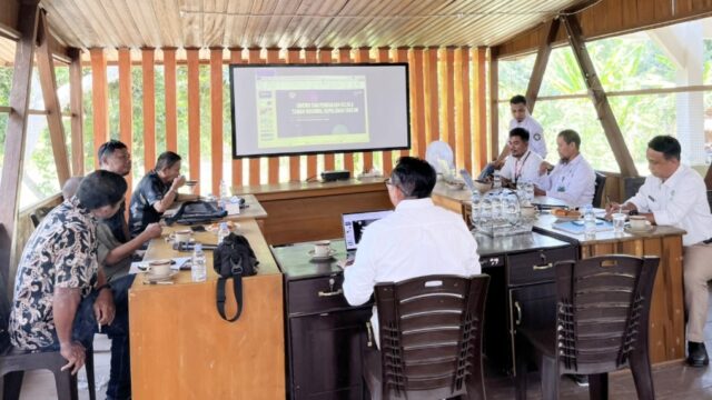 Kepala Balai Taman Nasional Kepulauan Togean (BTNKT) Askari Dg. Masikki, S.Hut., bersama jajaran pejabat BTNKT menyampaikan pemaparan dalam silaturahmi bersama awak media di Kantor BTNKT, Kabupaten Tojo Una-Una, Senin (14/9/2026).