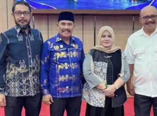 Wakil Bupati Tojo Una-Una, Surya Lapasiri, M.Si., beserta rombongan berfoto bersama saat menghadiri Rapat Koordinasi Percepatan Pertumbuhan Ekonomi se-Sulawesi di Makassar, Jumat (18/9/2026).