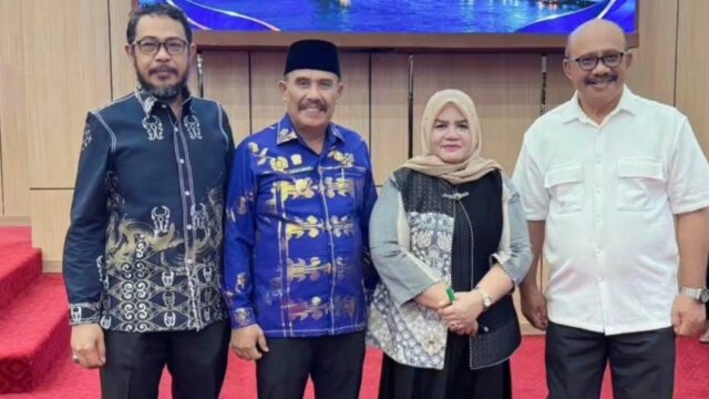 Wakil Bupati Tojo Una-Una, Surya Lapasiri, M.Si., beserta rombongan berfoto bersama saat menghadiri Rapat Koordinasi Percepatan Pertumbuhan Ekonomi se-Sulawesi di Makassar, Jumat (18/9/2026).