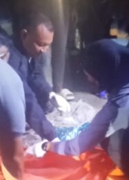 Petugas kepolisian melakukan proses evakuasi jasad bayi perempuan yang ditemukan di kawasan TPA Kawatuna, Kecamatan Mantikulore, Kota Palu, Jumat (18/9/2026) malam.