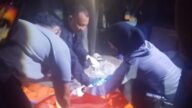 Petugas kepolisian melakukan proses evakuasi jasad bayi perempuan yang ditemukan di kawasan TPA Kawatuna, Kecamatan Mantikulore, Kota Palu, Jumat (18/9/2026) malam.