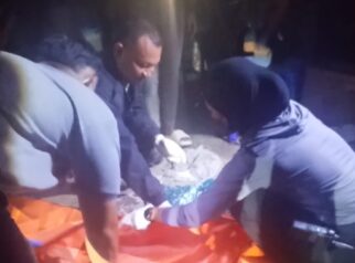 Petugas kepolisian melakukan proses evakuasi jasad bayi perempuan yang ditemukan di kawasan TPA Kawatuna, Kecamatan Mantikulore, Kota Palu, Jumat (18/9/2026) malam.