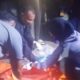 Petugas kepolisian melakukan proses evakuasi jasad bayi perempuan yang ditemukan di kawasan TPA Kawatuna, Kecamatan Mantikulore, Kota Palu, Jumat (18/9/2026) malam.