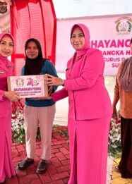 Ketua Bhayangkari Daerah Sulawesi Tengah, Ny. Lina Nasri, menyerahkan secara langsung paket sembako kepada warga Desa Bente, Kecamatan Bungku Tengah, Kabupaten Morowali, Sabtu (19/9/2026).
