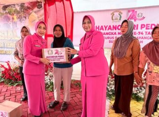 Ketua Bhayangkari Daerah Sulawesi Tengah, Ny. Lina Nasri, menyerahkan secara langsung paket sembako kepada warga Desa Bente, Kecamatan Bungku Tengah, Kabupaten Morowali, Sabtu (19/9/2026).