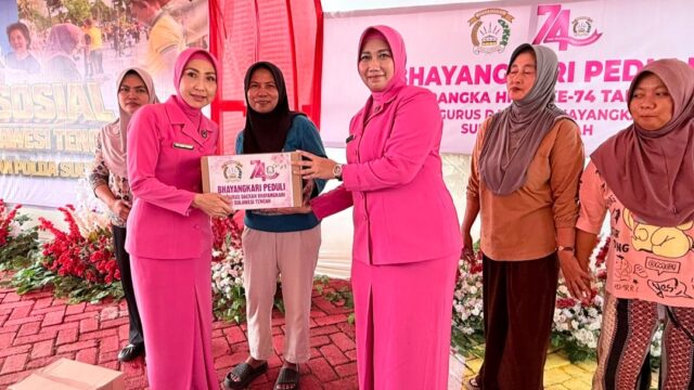 Ketua Bhayangkari Daerah Sulawesi Tengah, Ny. Lina Nasri, menyerahkan secara langsung paket sembako kepada warga Desa Bente, Kecamatan Bungku Tengah, Kabupaten Morowali, Sabtu (19/9/2026).