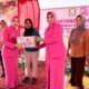 Ketua Bhayangkari Daerah Sulawesi Tengah, Ny. Lina Nasri, menyerahkan secara langsung paket sembako kepada warga Desa Bente, Kecamatan Bungku Tengah, Kabupaten Morowali, Sabtu (19/9/2026).