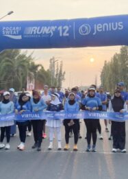 Para peserta berfoto bersama di garis start jelang dimulainya Pocari Sweat Run Indonesia 12th 2025 di kawasan Taman JH Ampana, Kabupaten Tojo Una-Una. Kegiatan berlangsung semangat di pagi hari dengan keindahan matahari terbit sebagai latar.