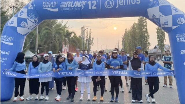 Para peserta berfoto bersama di garis start jelang dimulainya Pocari Sweat Run Indonesia 12th 2025 di kawasan Taman JH Ampana, Kabupaten Tojo Una-Una. Kegiatan berlangsung semangat di pagi hari dengan keindahan matahari terbit sebagai latar.