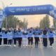 Para peserta berfoto bersama di garis start jelang dimulainya Pocari Sweat Run Indonesia 12th 2025 di kawasan Taman JH Ampana, Kabupaten Tojo Una-Una. Kegiatan berlangsung semangat di pagi hari dengan keindahan matahari terbit sebagai latar.