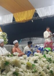 Sekretaris Daerah Kabupaten Tojo Una-Una, Alfian Matajeng, S.Pd., M.A.P., saat membacakan sambutan tertulis Bupati pada peringatan Maulid Nabi Muhammad SAW 1448 Hijriah yang dirangkaikan dengan kegiatan "Touna Bershalawat" di Tribun Bumi Mas, Kelurahan Uemalingku, Kecamatan Ratolindo, Minggu (20/9/2026) malam.