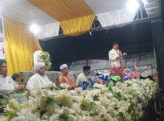 Sekretaris Daerah Kabupaten Tojo Una-Una, Alfian Matajeng, S.Pd., M.A.P., saat membacakan sambutan tertulis Bupati pada peringatan Maulid Nabi Muhammad SAW 1448 Hijriah yang dirangkaikan dengan kegiatan "Touna Bershalawat" di Tribun Bumi Mas, Kelurahan Uemalingku, Kecamatan Ratolindo, Minggu (20/9/2026) malam.