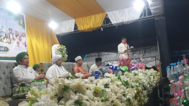 Sekretaris Daerah Kabupaten Tojo Una-Una, Alfian Matajeng, S.Pd., M.A.P., saat membacakan sambutan tertulis Bupati pada peringatan Maulid Nabi Muhammad SAW 1448 Hijriah yang dirangkaikan dengan kegiatan "Touna Bershalawat" di Tribun Bumi Mas, Kelurahan Uemalingku, Kecamatan Ratolindo, Minggu (20/9/2026) malam.