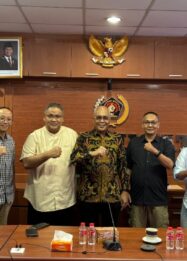 Ketua Umum JMSI Teguh Santosa bersama Ketua Umum PWI Akhmad Munir dan jajaran berfoto bersama usai pertemuan silaturahmi di kantor PWI, Gedung Dewan Pers, Jakarta, Kamis (24/9/2026).