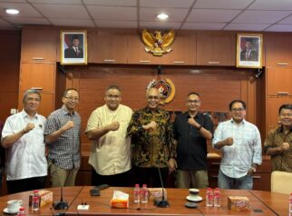 Ketua Umum JMSI Teguh Santosa bersama Ketua Umum PWI Akhmad Munir dan jajaran berfoto bersama usai pertemuan silaturahmi di kantor PWI, Gedung Dewan Pers, Jakarta, Kamis (24/9/2026).