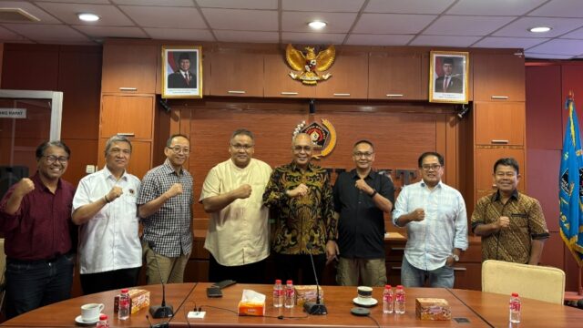 Ketua Umum JMSI Teguh Santosa bersama Ketua Umum PWI Akhmad Munir dan jajaran berfoto bersama usai pertemuan silaturahmi di kantor PWI, Gedung Dewan Pers, Jakarta, Kamis (24/9/2026).