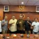 Ketua Umum JMSI Teguh Santosa bersama Ketua Umum PWI Akhmad Munir dan jajaran berfoto bersama usai pertemuan silaturahmi di kantor PWI, Gedung Dewan Pers, Jakarta, Kamis (24/9/2026).