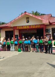 Penyerahan bantuan sosial kepada warga Kecamatan Tojo oleh rombongan Bayangkara Tadulako Overland Polda Sulawesi Tengah di halaman Mako Polsek Tojo, Jumat (25/9/2026).