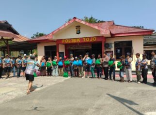 Penyerahan bantuan sosial kepada warga Kecamatan Tojo oleh rombongan Bayangkara Tadulako Overland Polda Sulawesi Tengah di halaman Mako Polsek Tojo, Jumat (25/9/2026).