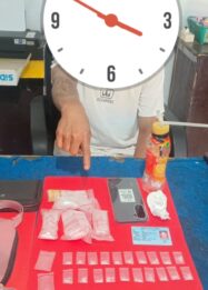 Barang bukti berupa 20 sachet diduga narkotika jenis sabu, satu unit telepon genggam, KTP, serta barang lainnya yang diamankan dari tersangka AC di Desa Tanalanto, Kecamatan Torue, Kabupaten Parigi Moutong, Kamis (24/9/2026).