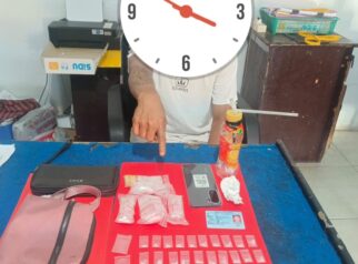 Barang bukti berupa 20 sachet diduga narkotika jenis sabu, satu unit telepon genggam, KTP, serta barang lainnya yang diamankan dari tersangka AC di Desa Tanalanto, Kecamatan Torue, Kabupaten Parigi Moutong, Kamis (24/9/2026).