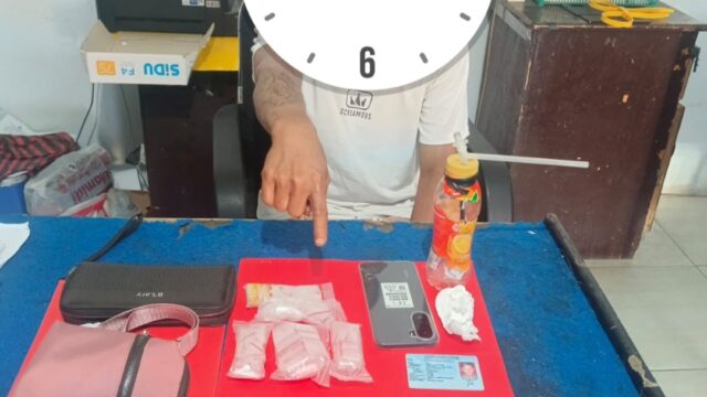 Barang bukti berupa 20 sachet diduga narkotika jenis sabu, satu unit telepon genggam, KTP, serta barang lainnya yang diamankan dari tersangka AC di Desa Tanalanto, Kecamatan Torue, Kabupaten Parigi Moutong, Kamis (24/9/2026).