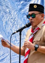 Asisten III Bidang Administrasi Umum Setda Touna, Alimudin Muhammad, saat memberikan sambutan dalam pembukaan Kemah Pramuka Gugus Depan Tandjumbulu di kawasan Pasar Sansarino, Jumat (25/9/2026). (Foto: Istimewa)