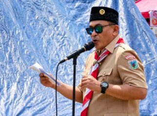 Asisten III Bidang Administrasi Umum Setda Touna, Alimudin Muhammad, saat memberikan sambutan dalam pembukaan Kemah Pramuka Gugus Depan Tandjumbulu di kawasan Pasar Sansarino, Jumat (25/9/2026). (Foto: Istimewa)