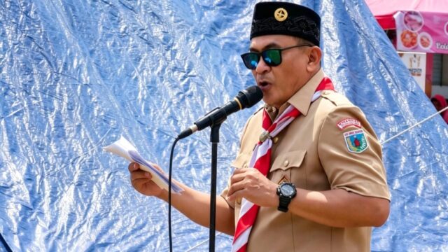 Asisten III Bidang Administrasi Umum Setda Touna, Alimudin Muhammad, saat memberikan sambutan dalam pembukaan Kemah Pramuka Gugus Depan Tandjumbulu di kawasan Pasar Sansarino, Jumat (25/9/2026). (Foto: Istimewa)