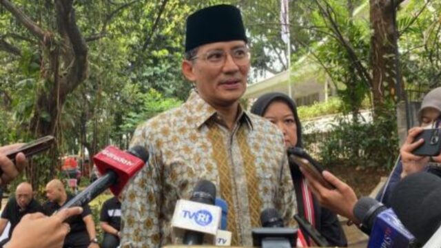 Mantan Menteri Pariwisata dan Ekonomi Kreatif Sandiaga Uno di rumah duka Guruh Sukarnoputra, Jakarta Selatan, Sabtu (26/9/2026). (Foto: Achmad Al Fiqri)