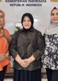 Wakil Bupati Tojo Una-Una Surya Lapasiri (tengah) saat berkunjung ke Kementerian Pariwisata RI, Jumat (25/9/2026), dalam rangka membahas persiapan keikutsertaan Kabupaten Tojo Una-Una pada World Travel Market London 2026. (Foto: Istimewa)