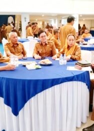 Bupati Tojo Una-Una Ilham Lawidu beserta beberapa kepala daerah saat mengikuti Rapat Koordinasi Percepatan Pelaksanaan Program Bedah Rumah Merah Putih se-Sulawesi Tengah di Rumah Jabatan Gubernur Sulawesi Tengah, Palu, Senin (28/9/2026). (Foto: Pemkab Touna)