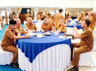 Bupati Tojo Una-Una Ilham Lawidu beserta beberapa kepala daerah saat mengikuti Rapat Koordinasi Percepatan Pelaksanaan Program Bedah Rumah Merah Putih se-Sulawesi Tengah di Rumah Jabatan Gubernur Sulawesi Tengah, Palu, Senin (28/9/2026). (Foto: Pemkab Touna)