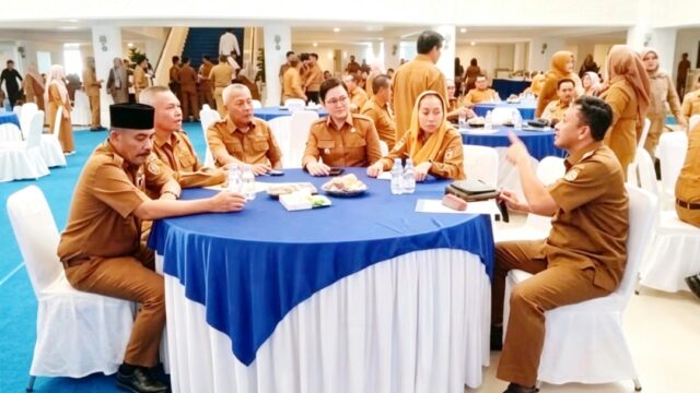 Bupati Tojo Una-Una Ilham Lawidu beserta beberapa kepala daerah saat mengikuti Rapat Koordinasi Percepatan Pelaksanaan Program Bedah Rumah Merah Putih se-Sulawesi Tengah di Rumah Jabatan Gubernur Sulawesi Tengah, Palu, Senin (28/9/2026). (Foto: Pemkab Touna)