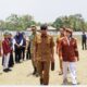 Bupati Tojo Una-Una Ilham Lawidu disambut para siswa saat tiba di lokasi kegiatan Open House sekaligus peringatan satu tahun berdirinya Sekolah Rakyat Terintegrasi Kabupaten Tojo Una-Una, Selasa (29/9/2026). — Foto: Istimewa
