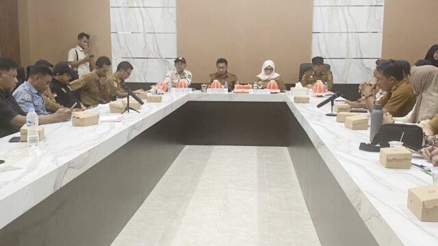 Suasana rapat persiapan kontingen Tojo Una-Una menghadapi Pekan Olahraga Provinsi (Porprov) Sulawesi Tengah 2026 di Morowali, yang dipimpin langsung oleh Ketua KONI Tojo Una-Una, Ilham, S.H., di Ruang Rapat Kantor Bupati Tojo Una-Una, Selasa (29/9/2026). — Foto: Istimewa