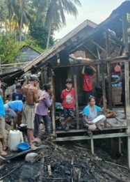 Warga sedang mengumpulkan barang-barang yang tersisa dari rumah milik Kiam yang terbakar di Dusun V Bontolan, Desa Lombok, Kecamatan Tinombo, Kabupaten Parigi Moutong, Senin (28/9/2026).