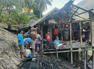 Warga sedang mengumpulkan barang-barang yang tersisa dari rumah milik Kiam yang terbakar di Dusun V Bontolan, Desa Lombok, Kecamatan Tinombo, Kabupaten Parigi Moutong, Senin (28/9/2026).