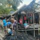 Warga sedang mengumpulkan barang-barang yang tersisa dari rumah milik Kiam yang terbakar di Dusun V Bontolan, Desa Lombok, Kecamatan Tinombo, Kabupaten Parigi Moutong, Senin (28/9/2026).