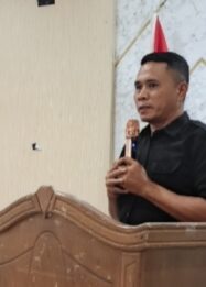 Direktur Yayasan Panorama Alam Lestari (YEPAL) Poso, Yopy Hary, saat menyampaikan paparannya dalam kegiatan Focus Group Discussion (FGD)