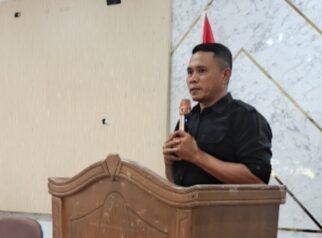 Direktur Yayasan Panorama Alam Lestari (YEPAL) Poso, Yopy Hary, saat menyampaikan paparannya dalam kegiatan Focus Group Discussion (FGD)