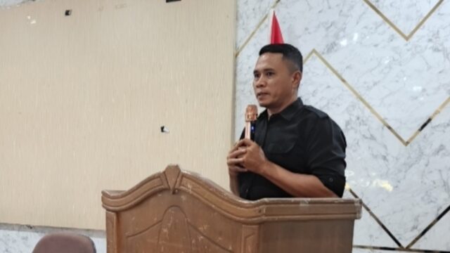 Direktur Yayasan Panorama Alam Lestari (YEPAL) Poso, Yopy Hary, saat menyampaikan paparannya dalam kegiatan Focus Group Discussion (FGD)