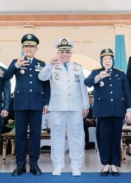 Gubernur Sulawesi Tengah Dr. H. Anwar Hafid, M.Si., bersama para kepala daerah dan unsur Forkopimda se-Sulawesi Tengah berfoto bersama pada peringatan Hari Perhubungan Nasional Tingkat Provinsi Sulawesi Tengah 2026 di Kabupaten Banggai, Rabu (30/9/2026).