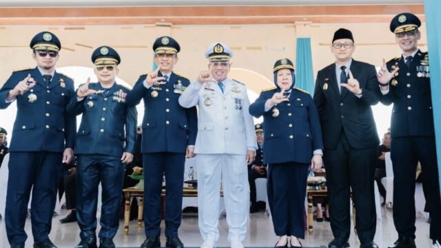 Gubernur Sulawesi Tengah Dr. H. Anwar Hafid, M.Si., bersama para kepala daerah dan unsur Forkopimda se-Sulawesi Tengah berfoto bersama pada peringatan Hari Perhubungan Nasional Tingkat Provinsi Sulawesi Tengah 2026 di Kabupaten Banggai, Rabu (30/9/2026).