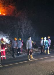 Personel gabungan TNI-Polri, BPBD, dan Damkar berupaya memadamkan kebakaran hutan dan lahan di kawasan Dusun Mafroto, Desa Tampanombo, Kecamatan Ulubongka, Kabupaten Tojo Una-Una, Jumat (18/9/2026) malam.