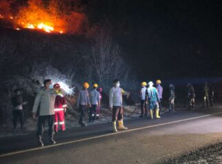 Personel gabungan TNI-Polri, BPBD, dan Damkar berupaya memadamkan kebakaran hutan dan lahan di kawasan Dusun Mafroto, Desa Tampanombo, Kecamatan Ulubongka, Kabupaten Tojo Una-Una, Jumat (18/9/2026) malam.
