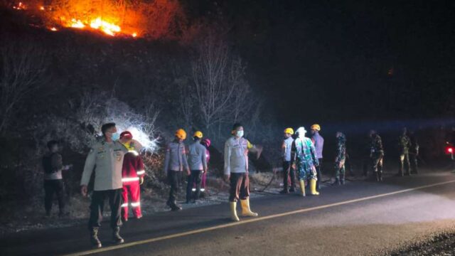 Personel gabungan TNI-Polri, BPBD, dan Damkar berupaya memadamkan kebakaran hutan dan lahan di kawasan Dusun Mafroto, Desa Tampanombo, Kecamatan Ulubongka, Kabupaten Tojo Una-Una, Jumat (18/9/2026) malam.