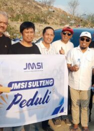 Pengurus JMSI Sulawesi Tengah berfoto bersama para pekerja saat penyaluran bantuan makanan dalam kegiatan sosial "Jumat Berbagi" di kawasan TPA Kawatuna, Kota Palu, Jumat (2/10/2026).