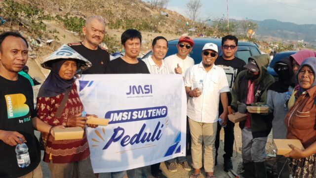 Pengurus JMSI Sulawesi Tengah berfoto bersama para pekerja saat penyaluran bantuan makanan dalam kegiatan sosial "Jumat Berbagi" di kawasan TPA Kawatuna, Kota Palu, Jumat (2/10/2026).